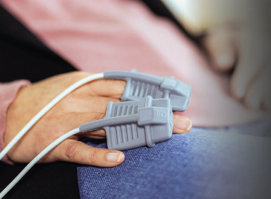 Messsensoren an der Hand während des IHHT-Hypoxietrainings